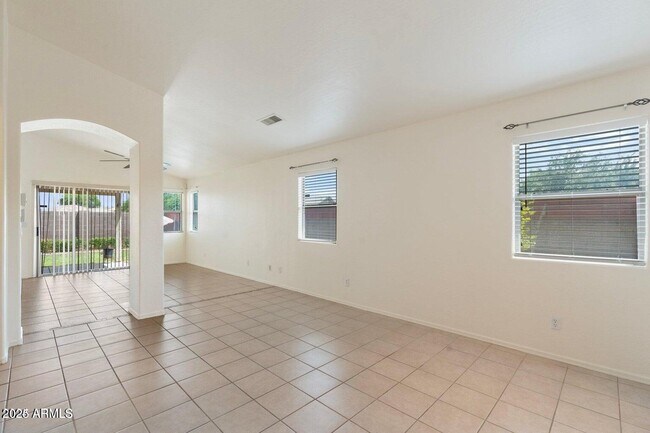 Building Photo - 10833 W Elm Ln