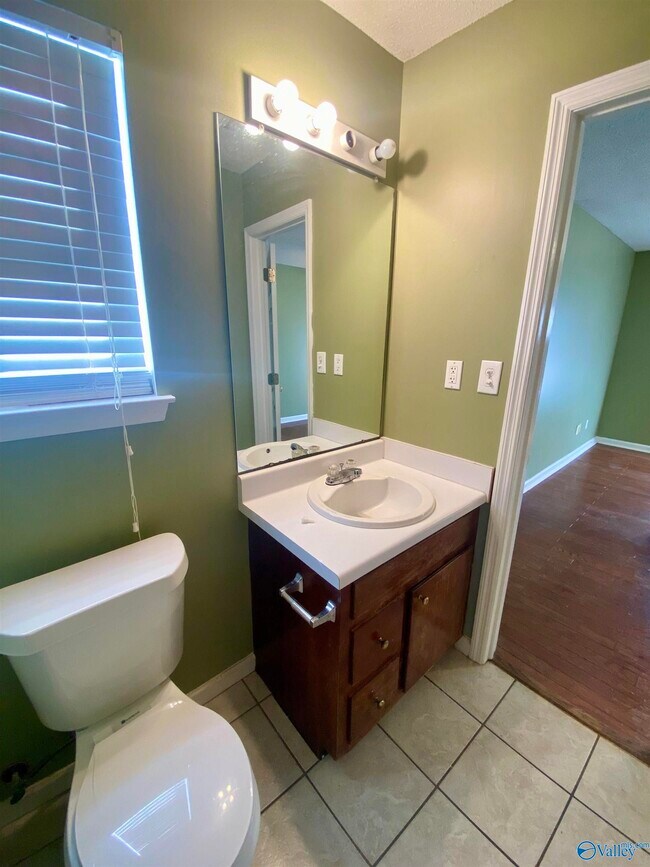 Building Photo - 242 Comet Dr