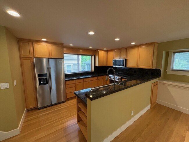Building Photo - Queen Anne Townhome