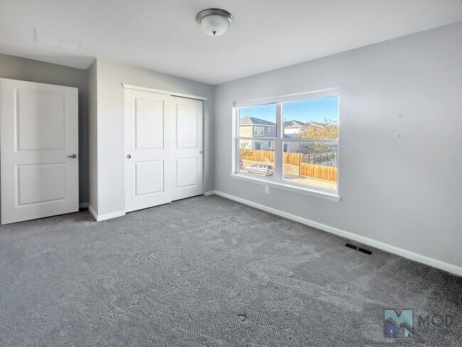 Building Photo - $0 DEPOSIT OPTION. SPACIOUS 4-BEDROOM, 3.5...