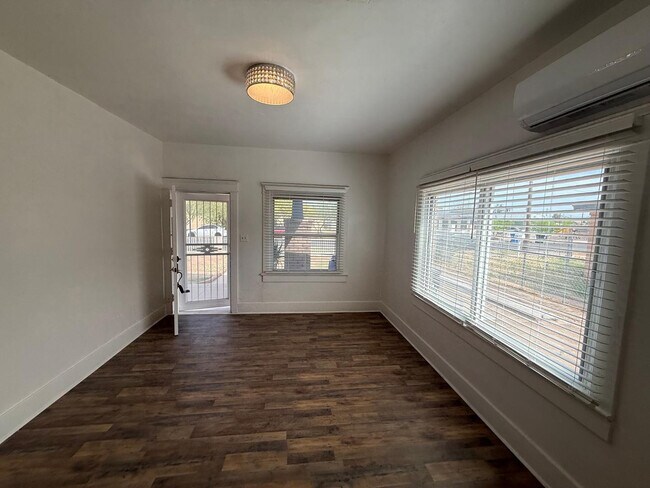 Building Photo - 710 S 1st St