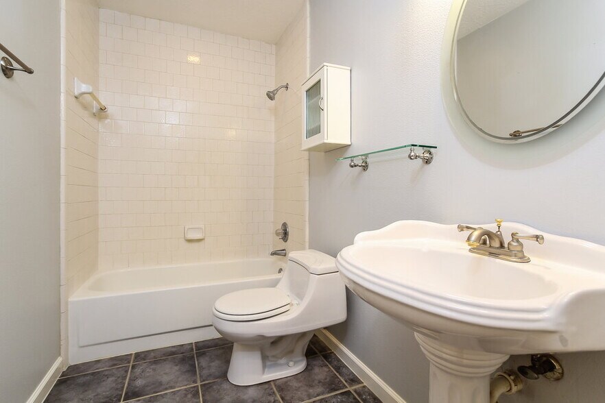 Building Photo - 3311 Hartfield Ln