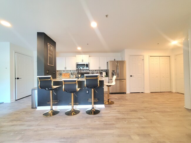 Building Photo - 9720 Lake Point Ct