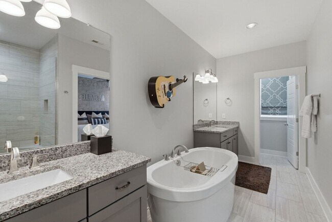 Building Photo - Wedgewood Houston Townhome