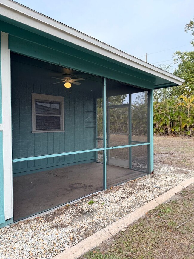 Building Photo - 2 Bedroom 1 Bath Duplex In Cape Coral