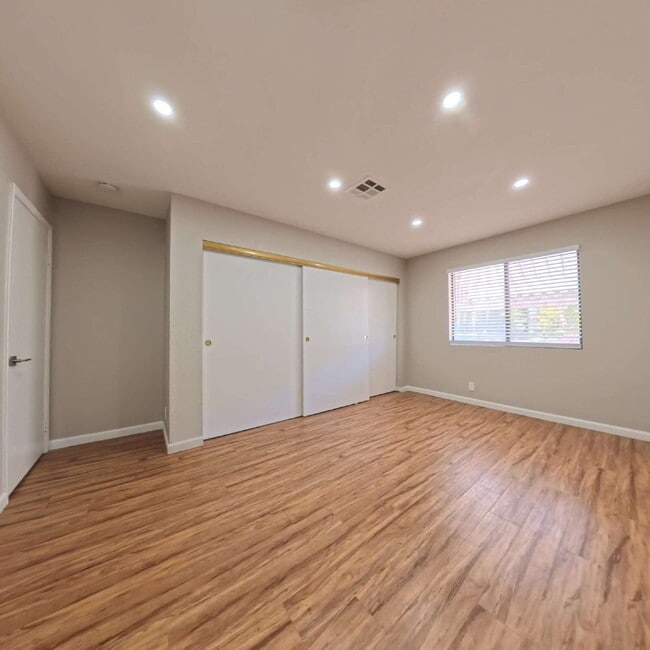 Building Photo - Stunning 2-Bedroom Condo 2nd Floor at The Lakes!