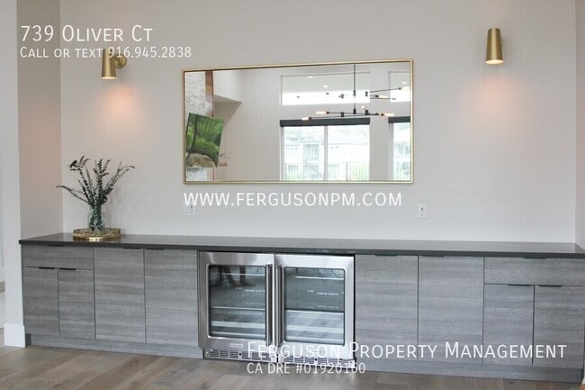 Building Photo - 739 Oliver Ct
