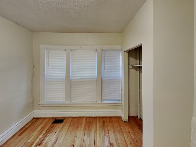 Building Photo - 1712 Summit St