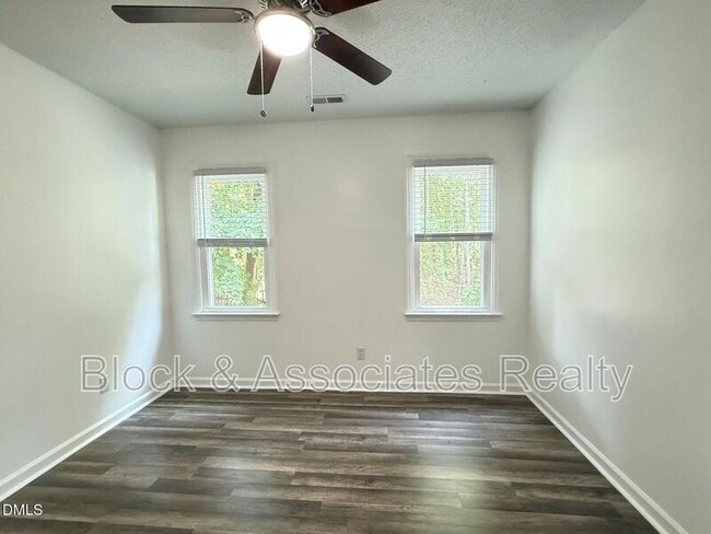 Building Photo - 401 Holly Berry Ln