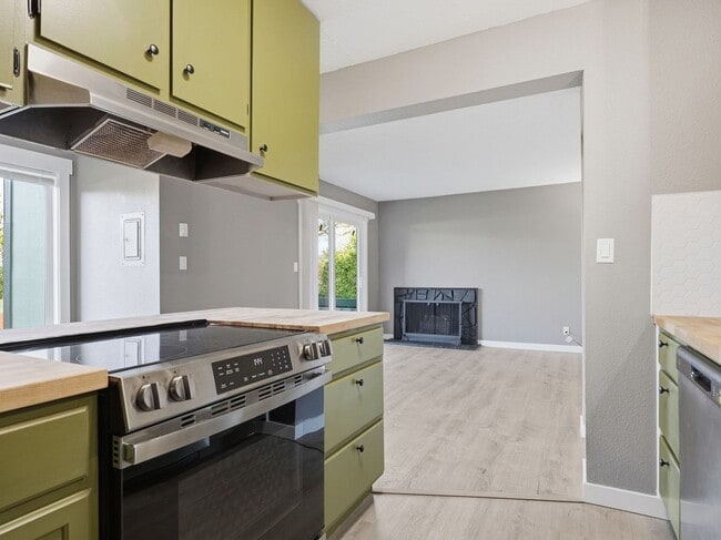 Building Photo - 336 NE Skipanon Dr