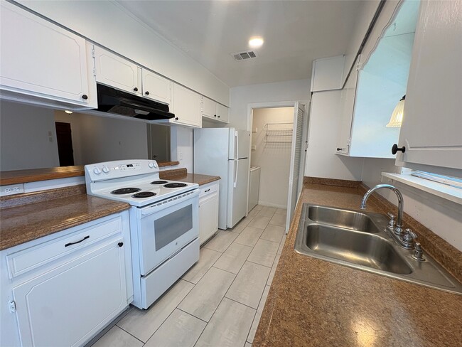 Building Photo - 2502 Marble Falls Dr