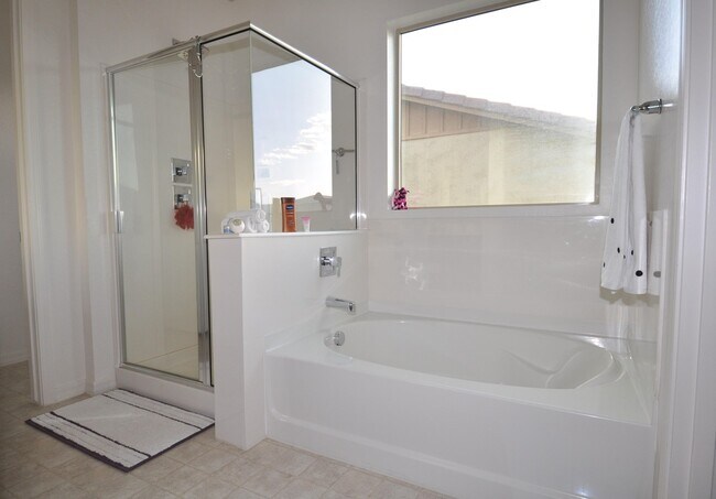 Building Photo - Stunning 5bed/3bath 2771 sq/ft Gilbert Home!