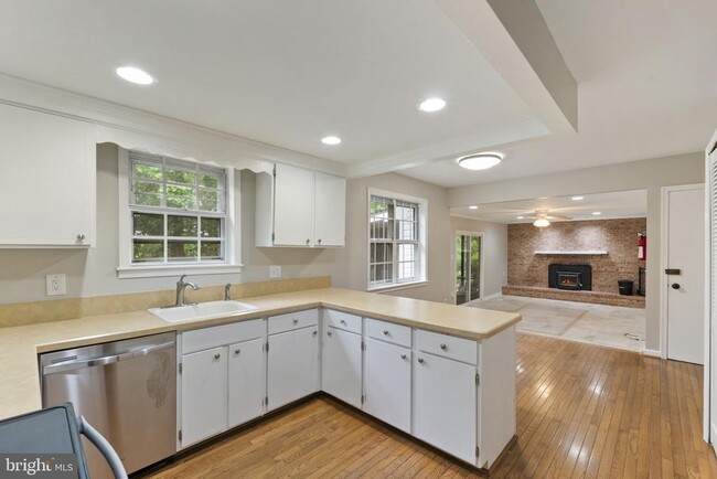 Building Photo - 6048 Redwood Ln