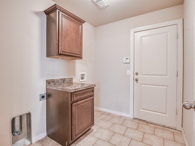 Building Photo - 4 Bedrooms/2 Baths/3Car - Deer Creek Schools - Gated Community of North Roselake Villas