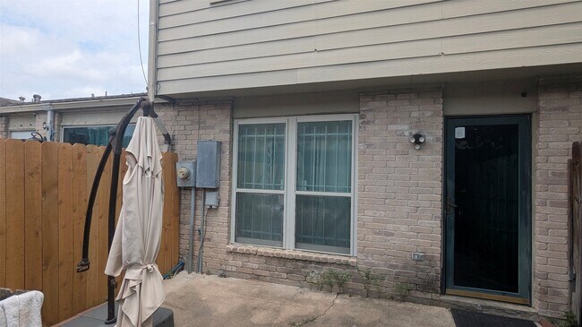 Building Photo - 2112 Greenbriar Colony Dr