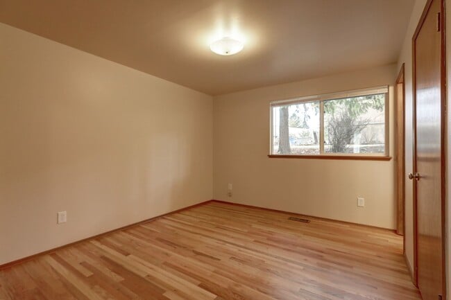 Building Photo - Charming Rambler Available in Perfect Newcastle Location - Move-in Ready!