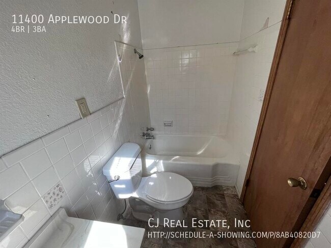 Building Photo - 11400 Applewood Dr