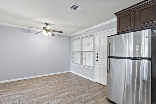 Building Photo - Pre-Leasing for Summer 2025 Move-In, First...
