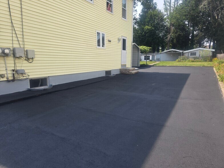 Building Photo - 63 Oak St