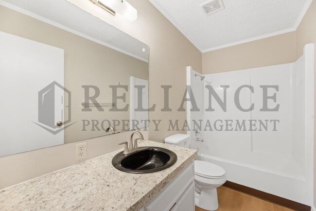 Building Photo - 2202 S White Oak Dr