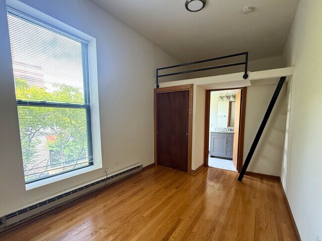 Building Photo - 611 W Briar Pl