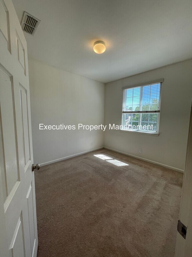 Building Photo - 733 Round Hill Dr