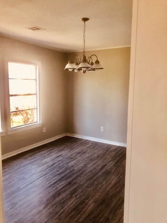 Building Photo - RECENTLY REMODELED 4 BEDROOM 2 BATH HOME I...