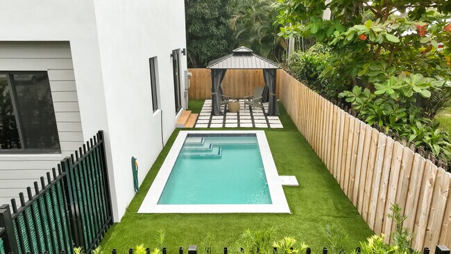 Building Photo - 704 SW 7th St