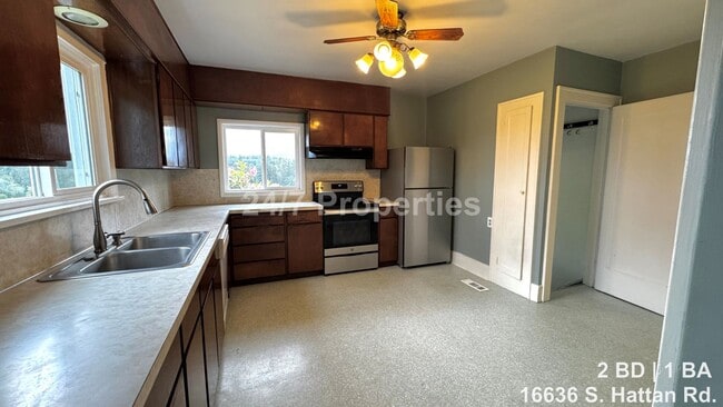 Building Photo - 2BD | 1BA Farmhouse with Garage, Shop, Sauna! - Oregon City