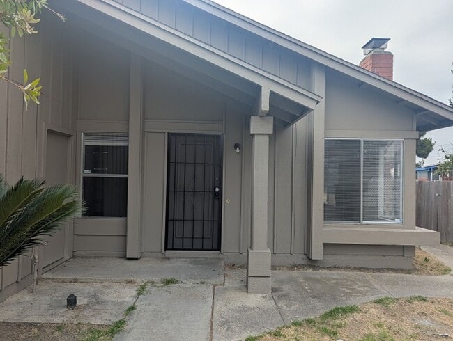 Building Photo - 4 Bedroom, 2 Bath - Single Story Home in P...