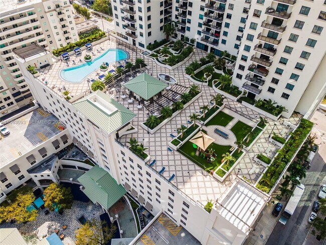 Building Photo - 999 SW 1st Ave