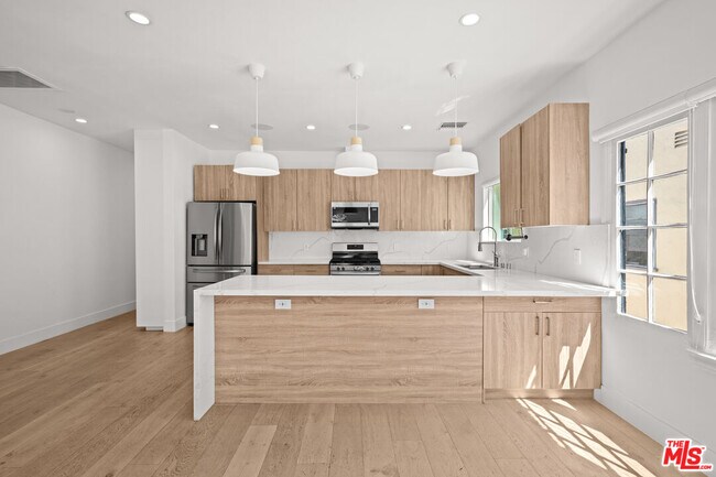 Building Photo - 424 N Gardner St