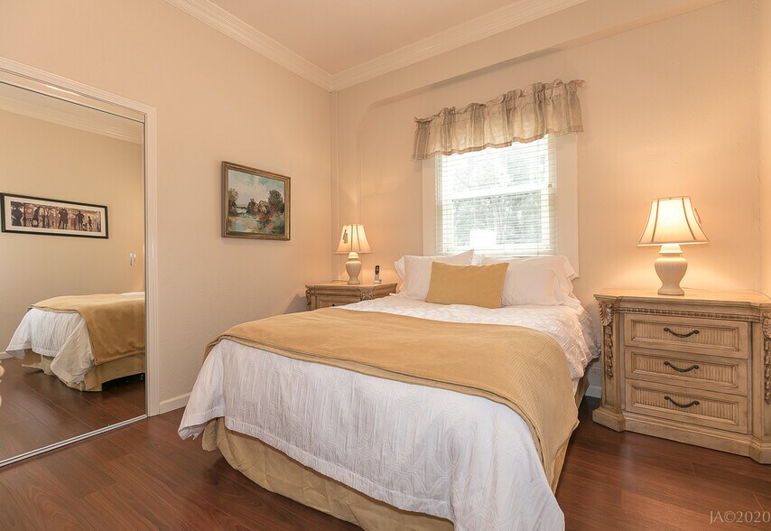walk into the Bedroom - 2765 Lombard St