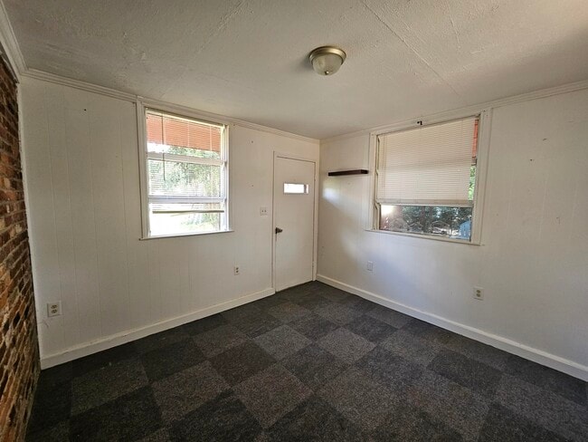 Building Photo - 289 Oak Ln