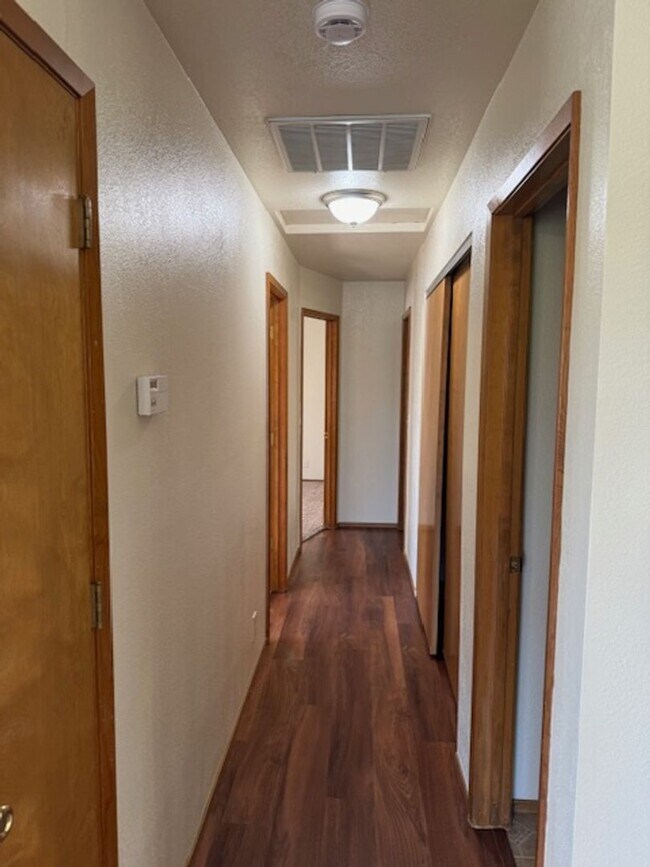 Building Photo - Lake Forest Estates Home Close to Shopping...
