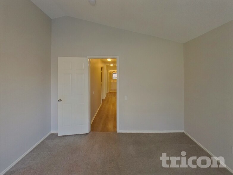 Building Photo - 2628 Dahlia Dr