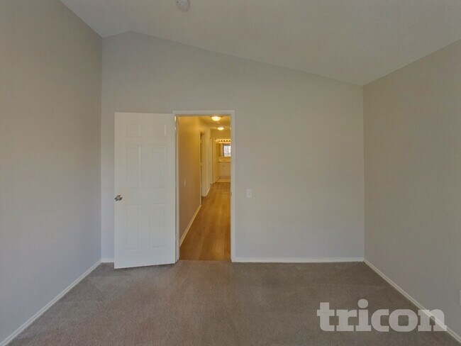 Building Photo - 2628 Dahlia Dr