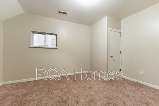 Building Photo - 704 Sanders St