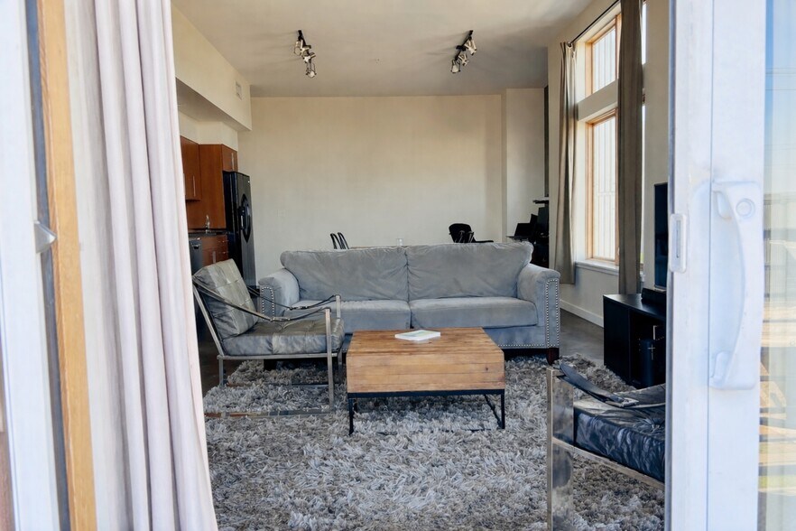 Building Photo - 2124 E 6th St