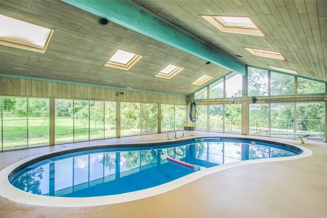 Building Photo - 536 Oak Dr