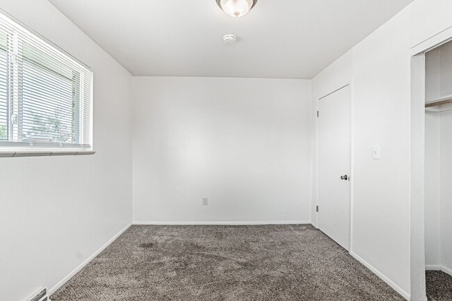 Building Photo - Spacious 3BD, 2BA Lakewood Half-Duplex wit...
