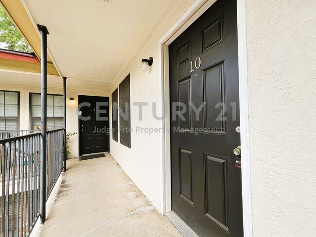 Building Photo - 1108 N Elm St