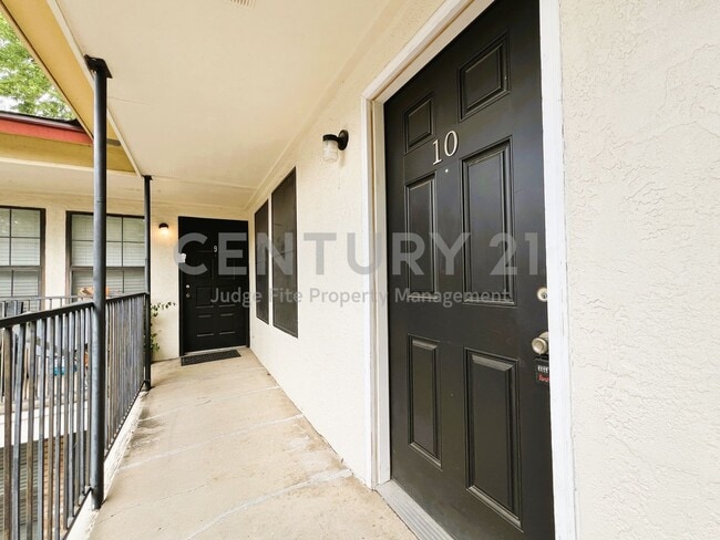 Building Photo - Spacious 2/1.5 in Denton Ready For Move-In!