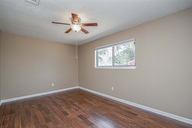 Building Photo - 16778 Glen Eagle Dr N