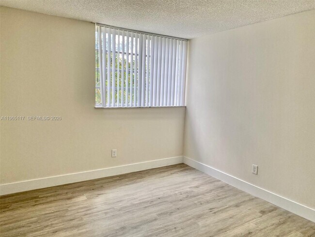 Building Photo - 8897 Fontainebleau Blvd