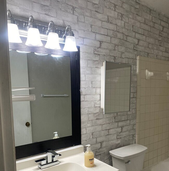 Building Photo - Charming 2BR Duplex in Tallahassee