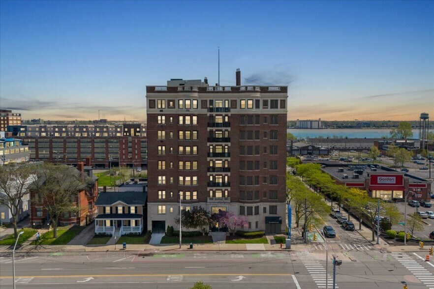 Building Photo - 2900 E Jefferson Ave