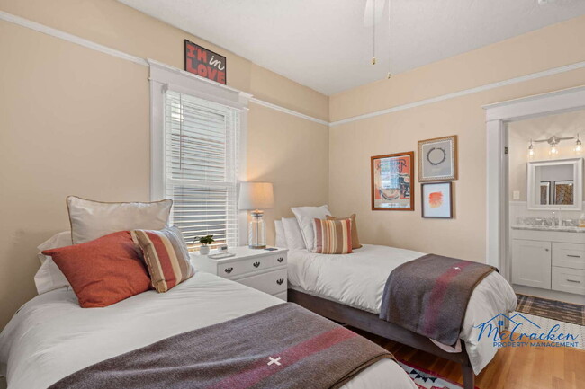 Building Photo - Charming 2-Bedroom Cottage with Modern Com...