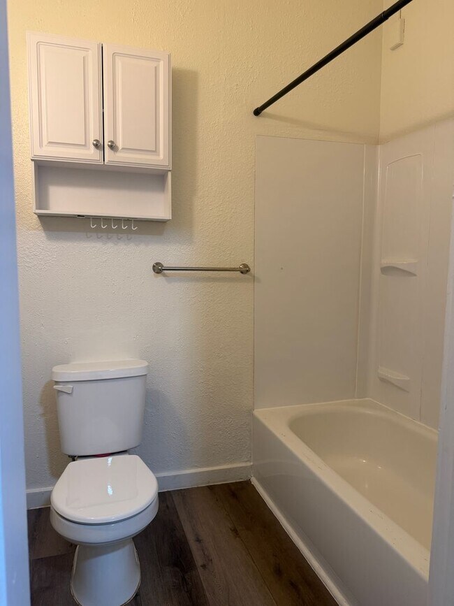 Building Photo - 2920 NE Riverside Ave