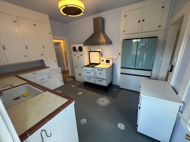 Building Photo - 2 bedroom |1 bathroom | Charming West Taho...